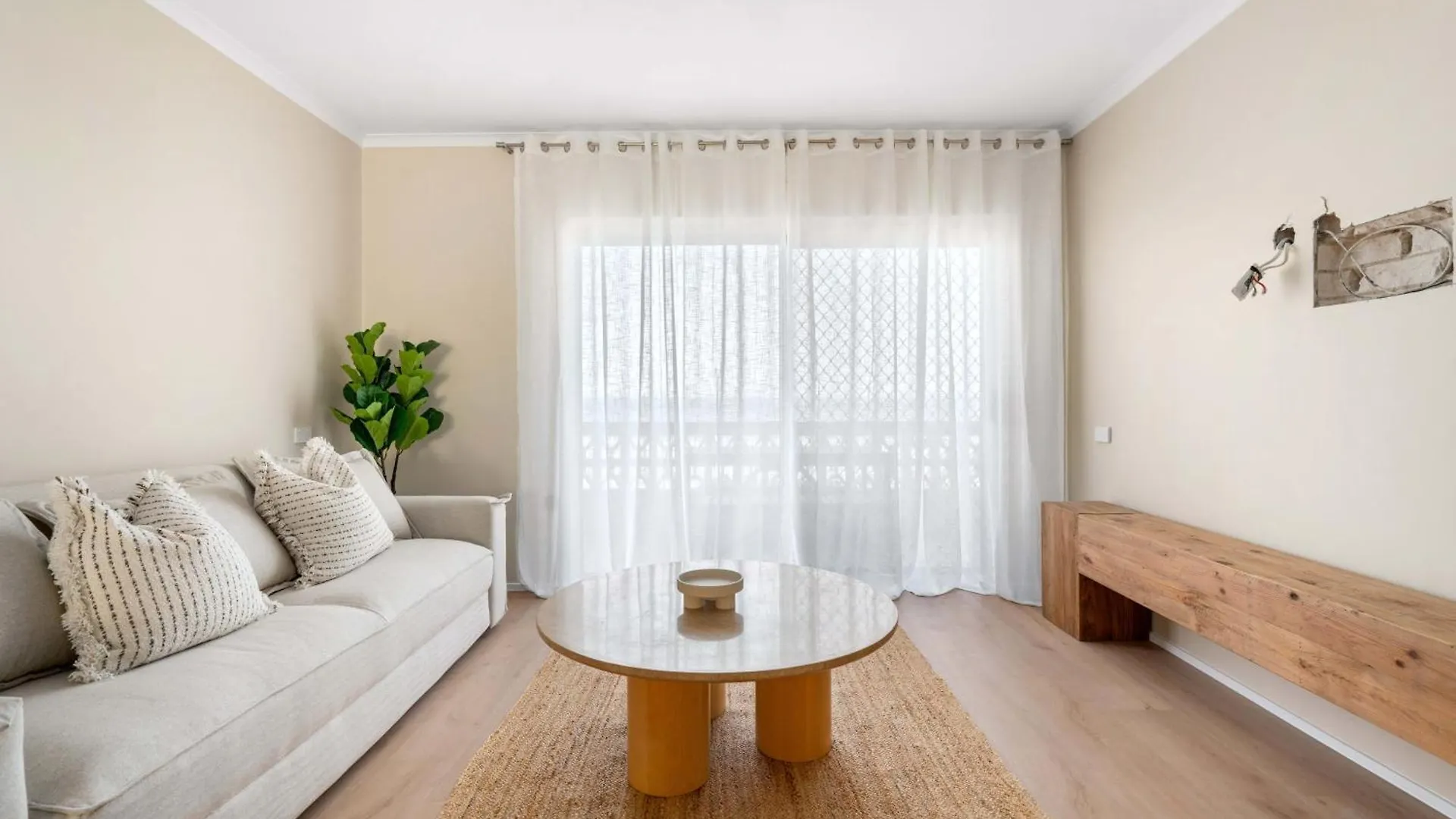 Direct Ocean Front Apartment Redcliffe