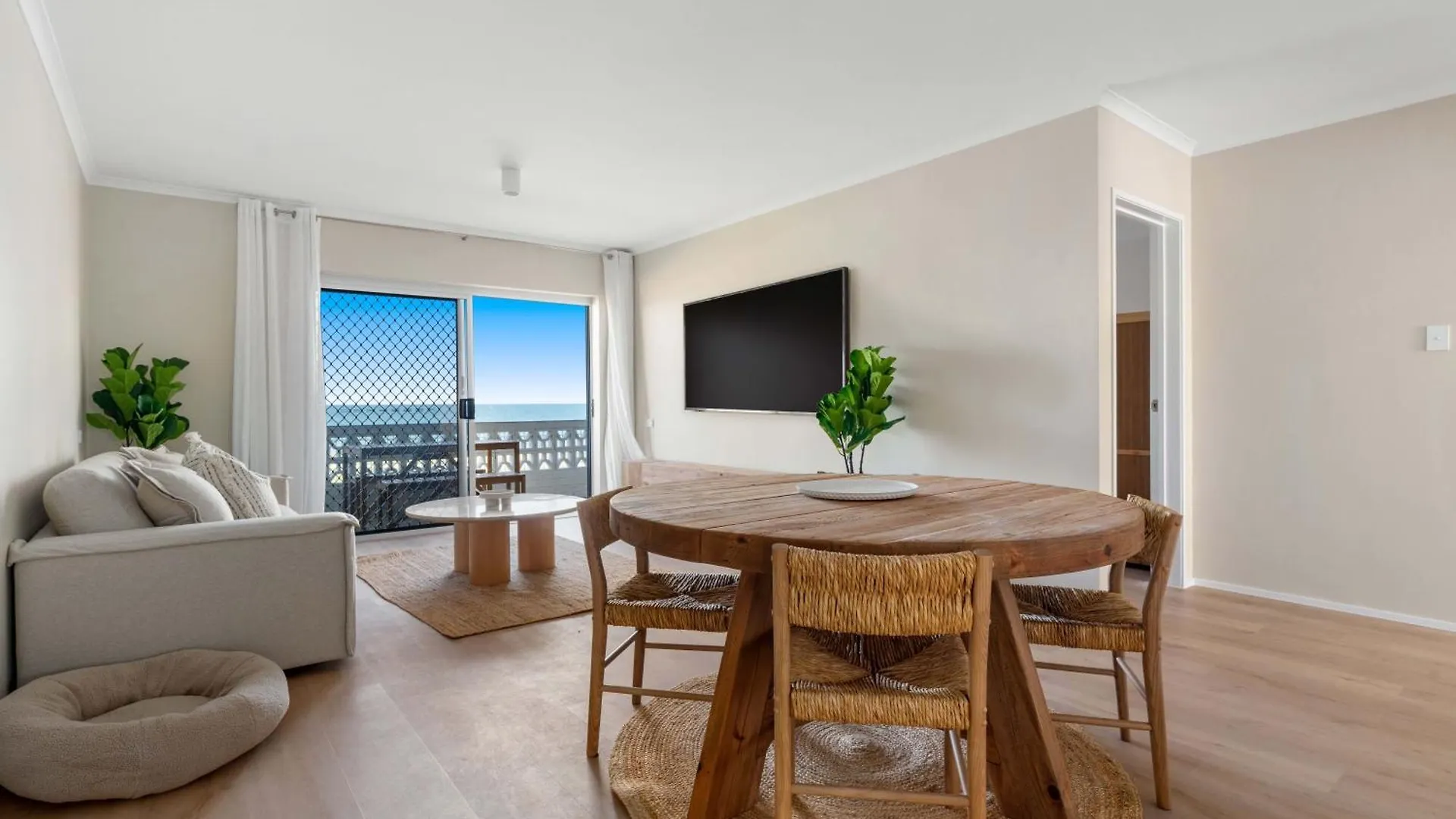 Direct Ocean Front Apartment Redcliffe Australia