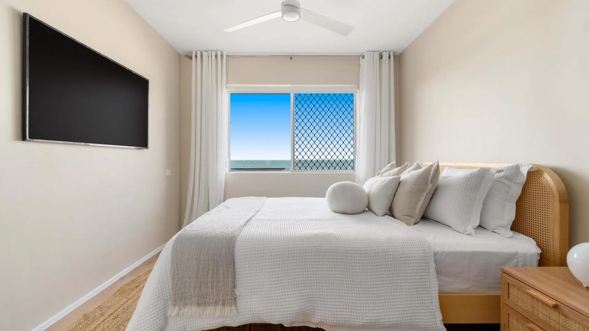 Direct Ocean Front Apartment Redcliffe