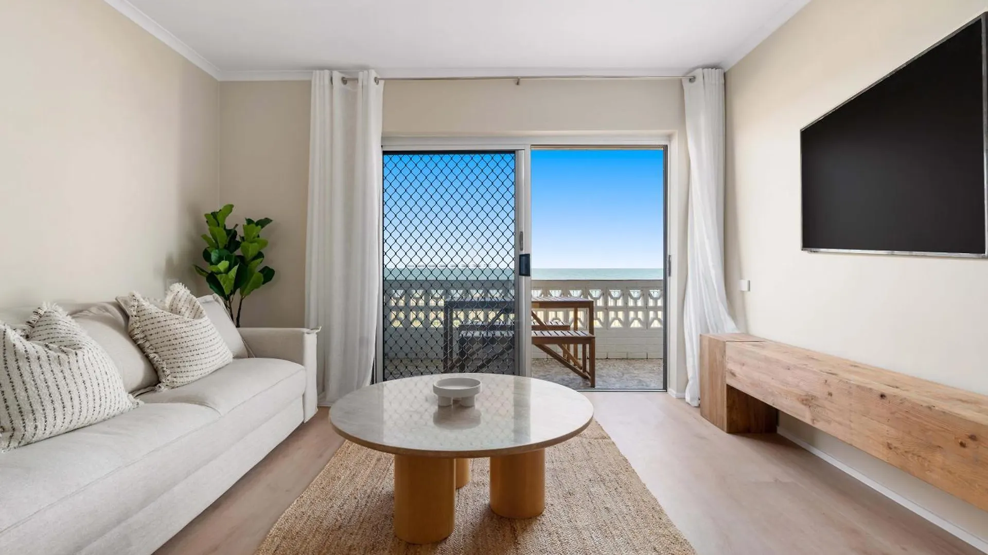 Direct Ocean Front Apartment Redcliffe