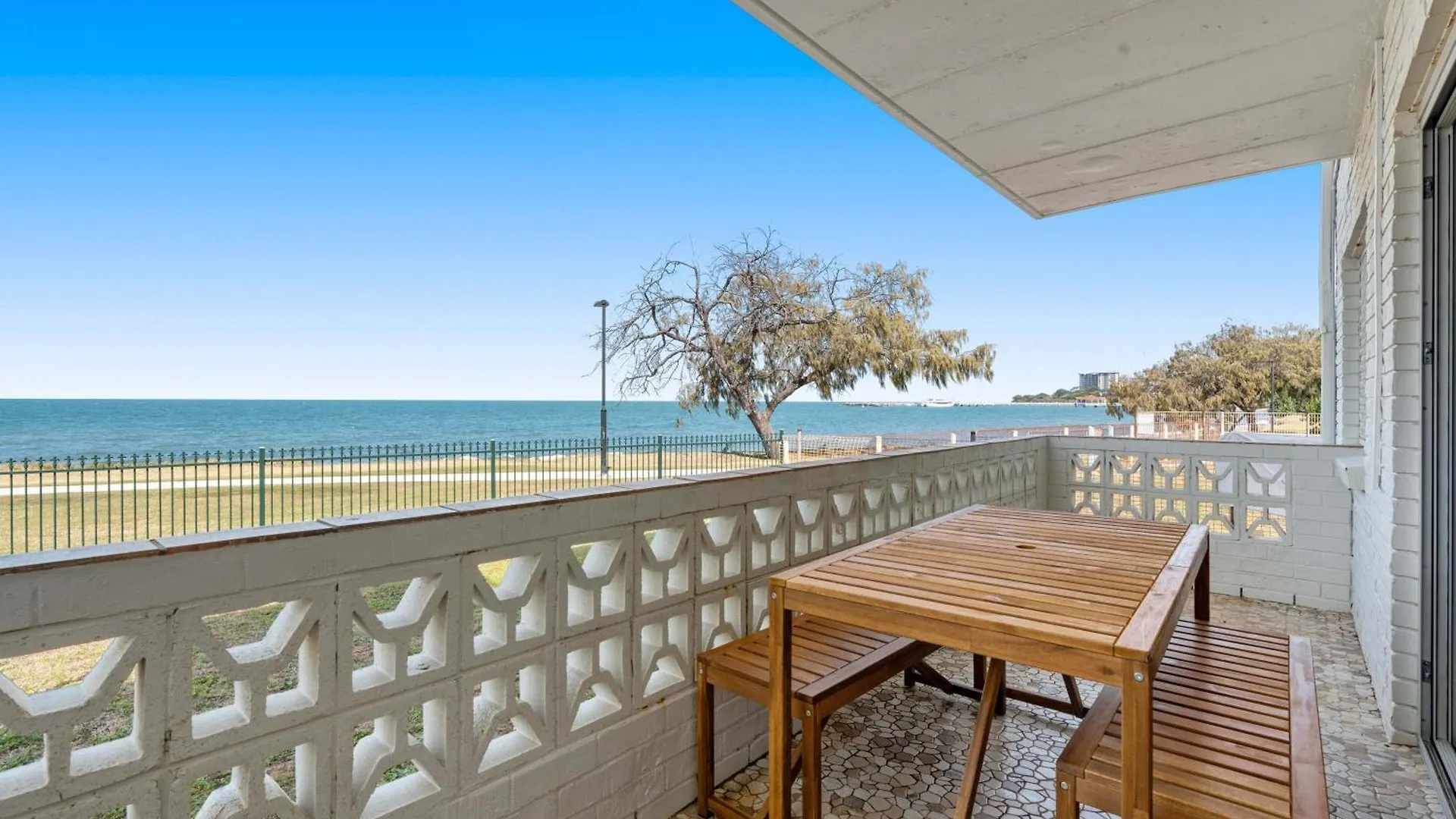 Direct Ocean Front Apartment Redcliffe