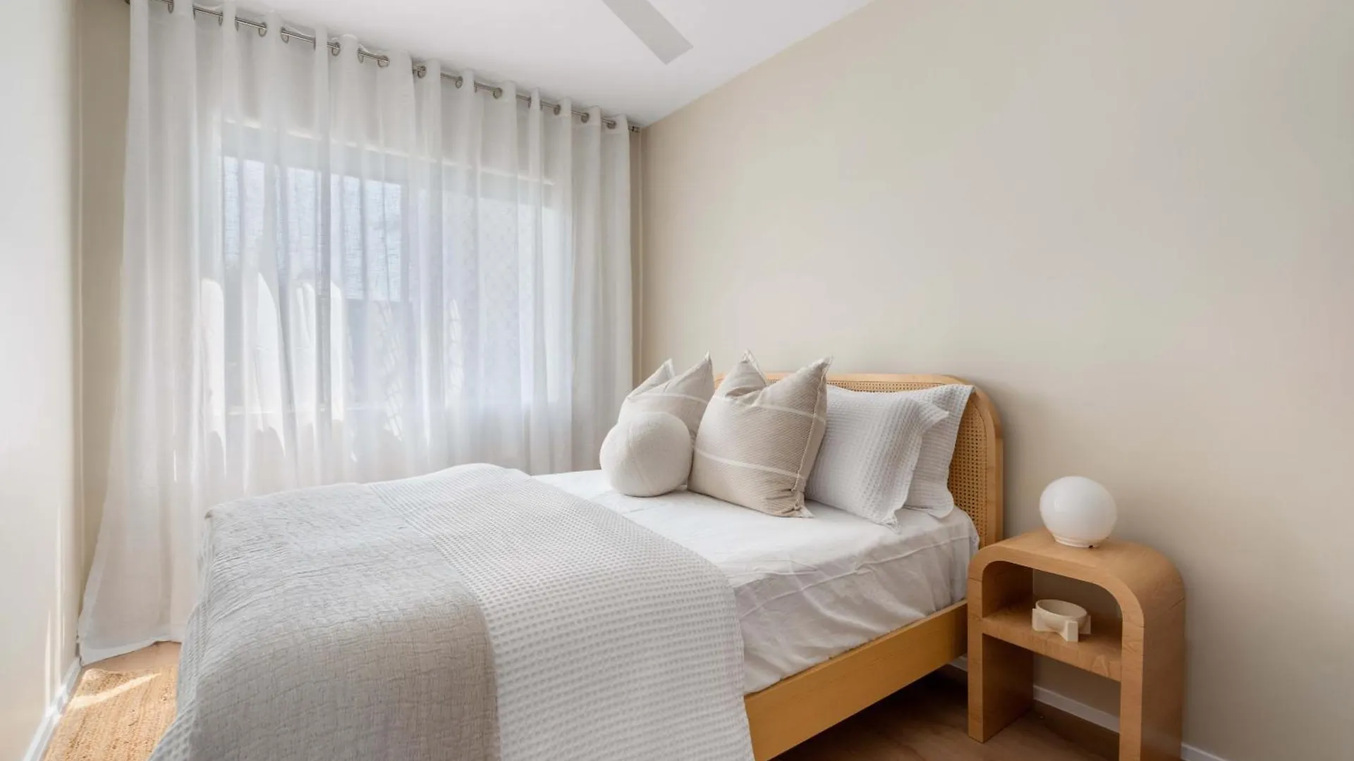 Direct Ocean Front Apartment Redcliffe